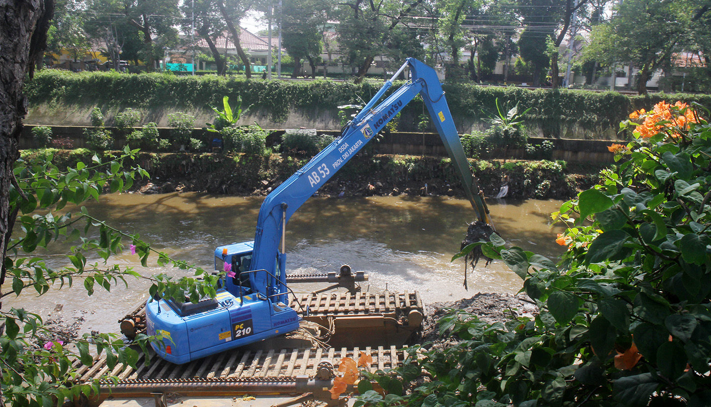 Alat berat mengeruk endapan lumpur di Kali Ciliwung, Jalan Latuharhary, Jakarta, Jumat (7/6/2024). (BeritaNasional.Com/Oke Atmaja)