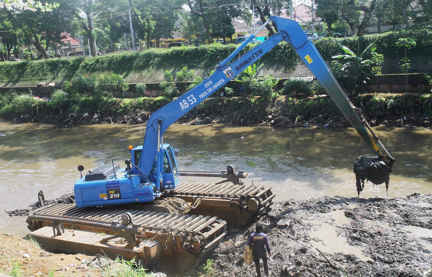 Alat berat mengeruk endapan lumpur di Kali Ciliwung, Jalan Latuharhary, Jakarta, Jumat (7/6/2024). (BeritaNasional.Com/Oke Atmaja)