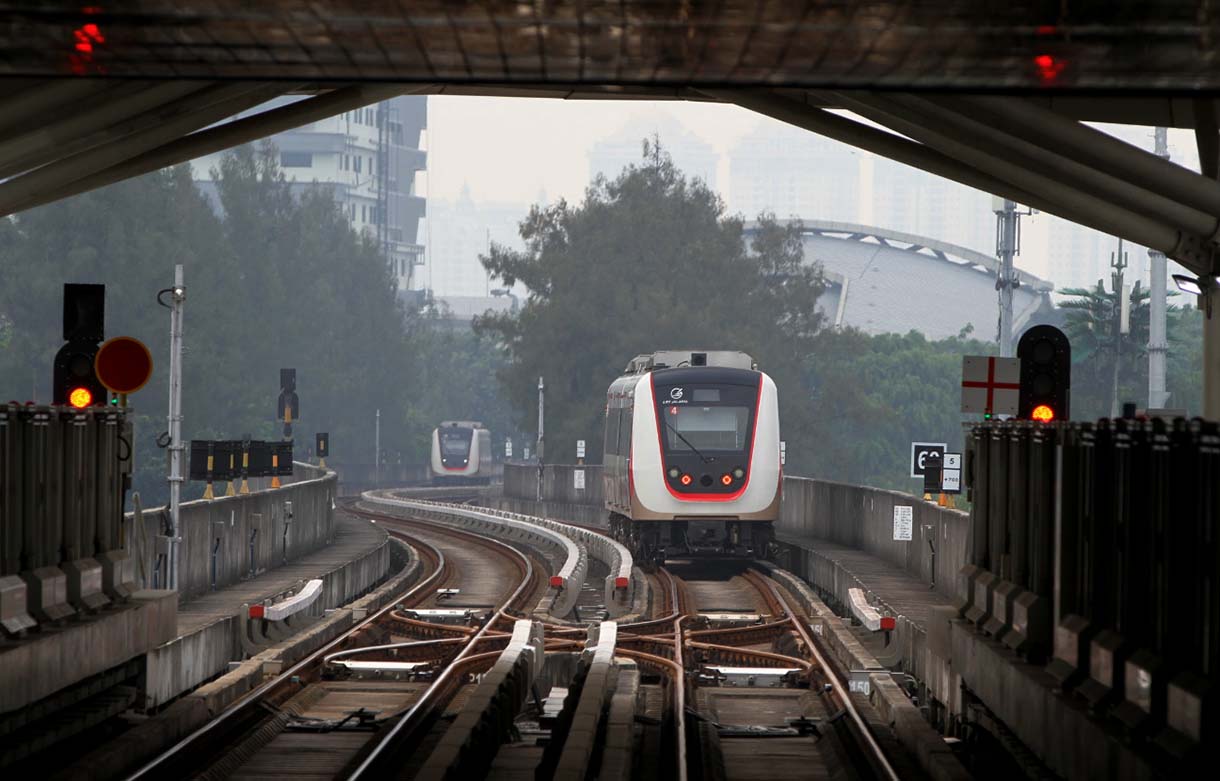 Penumpang menaiki kereta Lintas Raya Terpadu (LRT) Jabodebek di Jakarta, Kamis(18/9/2025). (Beritanasional.com/Oke Atmaja)