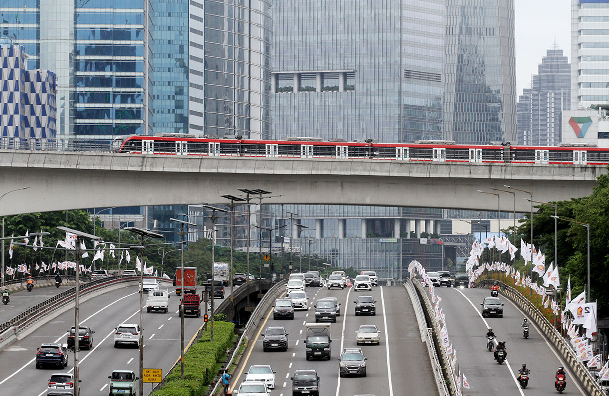 Satu rangkaian kereta api ringan atau Lintas Raya Terpadu (LRT) Jabodebek melintas di kawasan Mampang Prapatan, Jakarta, Kamis (6/2/2025).(Beritanasional.com/Oke Atmaja)