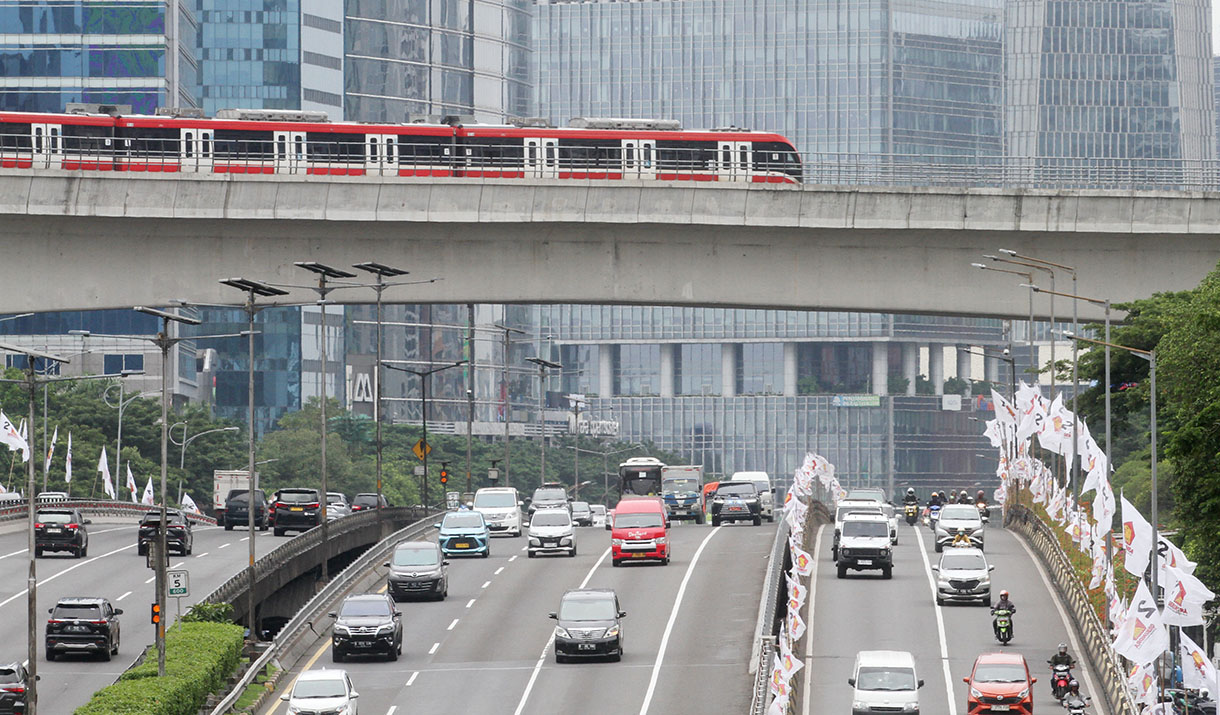 Satu rangkaian kereta api ringan atau Lintas Raya Terpadu (LRT) Jabodebek melintas di kawasan Mampang Prapatan, Jakarta, Kamis (6/2/2025).(Beritanasional.com/Oke Atmaja)