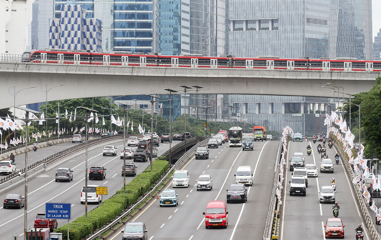 Satu rangkaian kereta api ringan atau Lintas Raya Terpadu (LRT) Jabodebek melintas di kawasan Mampang Prapatan, Jakarta, Kamis (6/2/2025).(Beritanasional.com/Oke Atmaja)