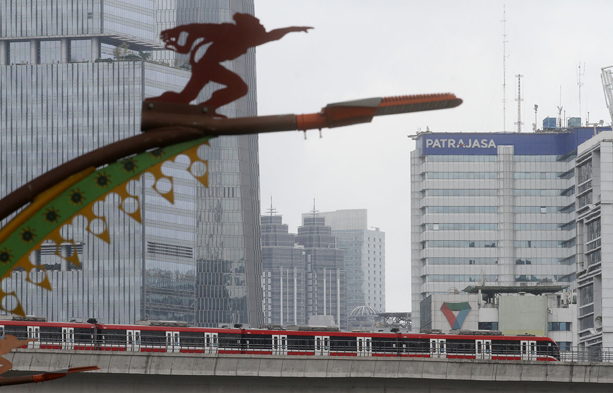 Satu rangkaian kereta api ringan atau Lintas Raya Terpadu (LRT) Jabodebek melintas di kawasan Mampang Prapatan, Jakarta, Kamis (6/2/2025).(Beritanasional.com/Oke Atmaja)