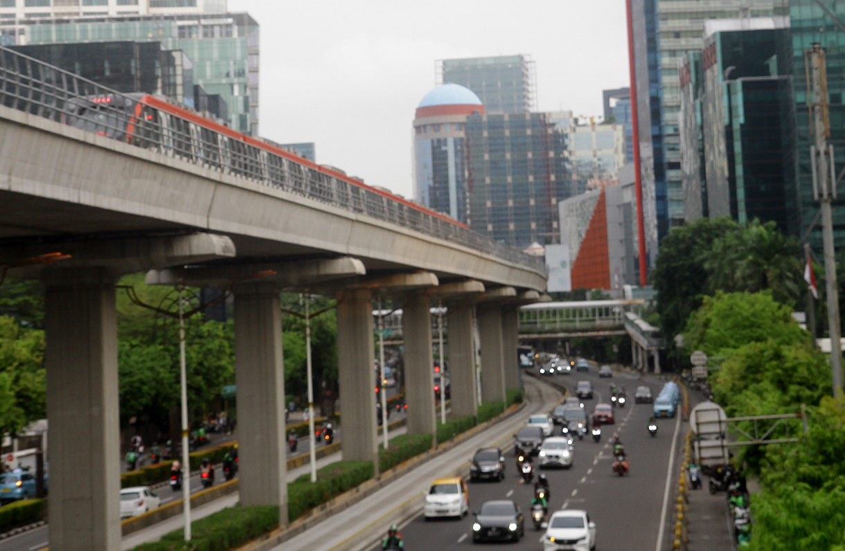 Rangkaian LRT Jabodebek melintas di Stasiun Dukuh Atas, Jakarta, Kamis (22/8/2024).(BeritaNasional.com/ Oke Atmaja)