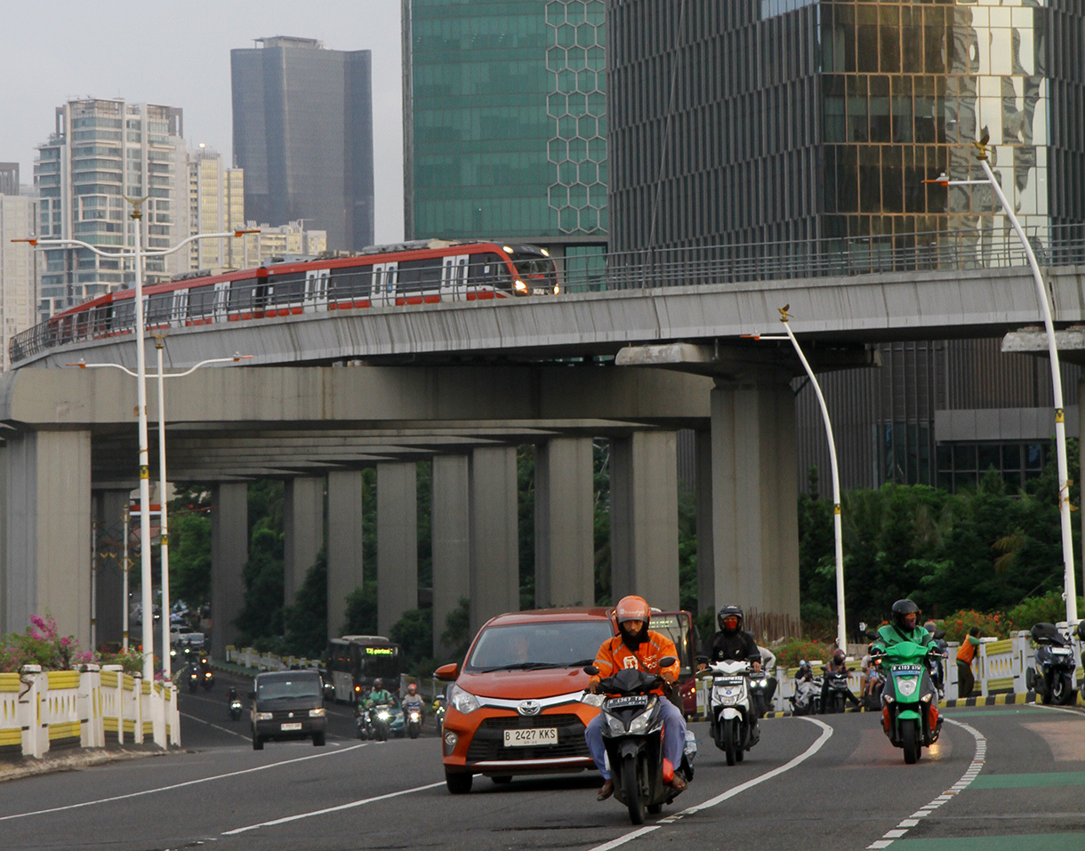 Rangkaian LRT Jabodebek melintas di Stasiun Dukuh Atas, Jakarta, Kamis (22/8/2024).(BeritaNasional.com/ Oke Atmaja)