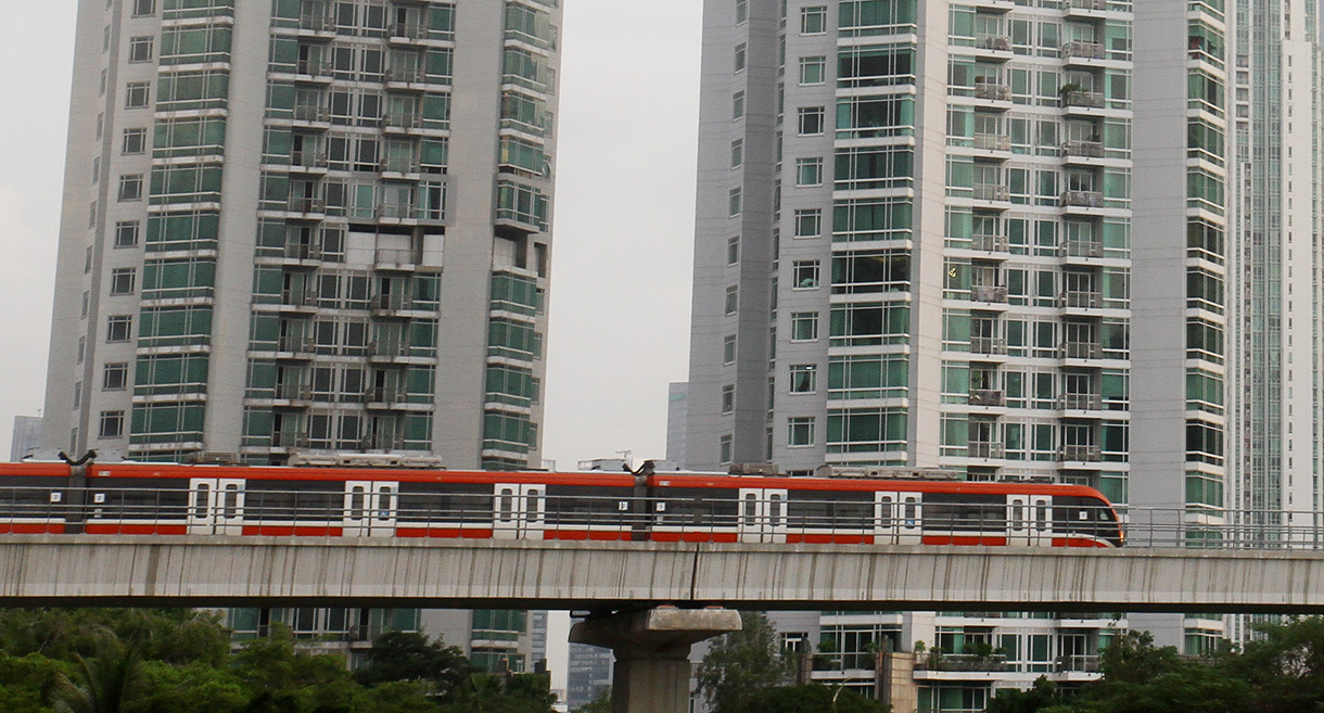 Rangkaian LRT Jabodebek melintas di Stasiun Dukuh Atas, Jakarta, Kamis (22/8/2024).(BeritaNasional.com/ Oke Atmaja)