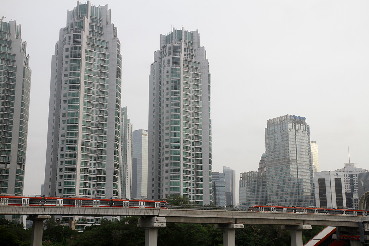 Rangkaian LRT Jabodebek melintas di Stasiun Dukuh Atas, Jakarta, Kamis (22/8/2024).(BeritaNasional.com/ Oke Atmaja)