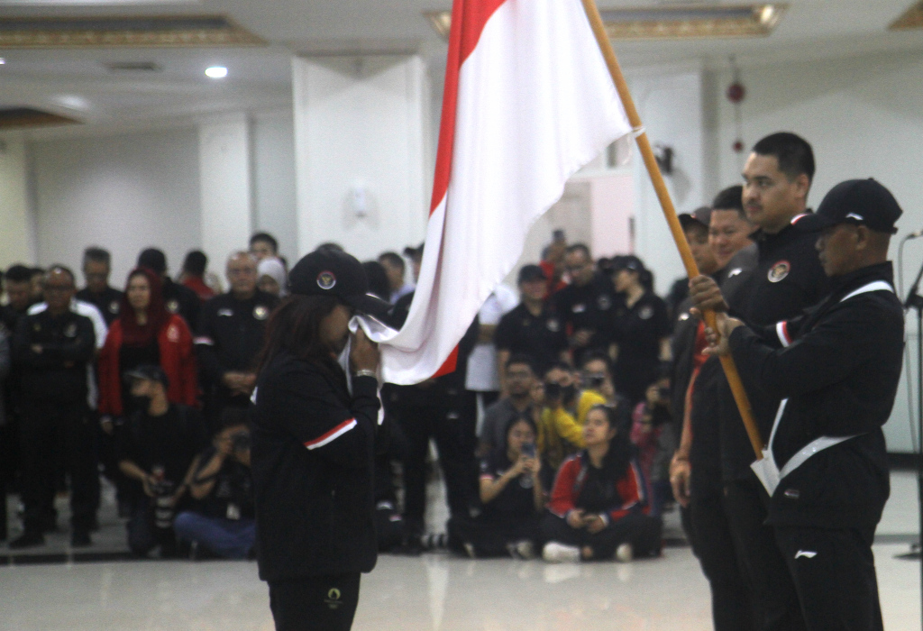 Sejumlah atlet dan pelatih mengikuti upacara Pengukuhan Kontingen Indonesia untuk Olimpiade Paris 2024 di Kantor Kemenpora, Jakarta, Rabu (10/7/2024).  (BeritaNasional.com/Oke Atmaja)