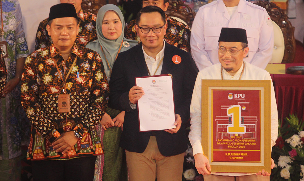 Ketua KPU DKI Jakarta Wahyu Dinata (kiri) berfoto dengan pasangan calon Gubernur-Wakil Gubernur DKI Jakarta Ridwan Kamil dan Suswono yang menunjukkan nomor urutnya saat rapat pleno pengundian dan penetapan nomor urut Calon Gubernur dan Wakil Gubernur DKI Jakarta di KPU DKI Jakarta, Jakarta, Senin (23/9/2024).(BeritaNasional.com/ho/ Oke Atmaja)