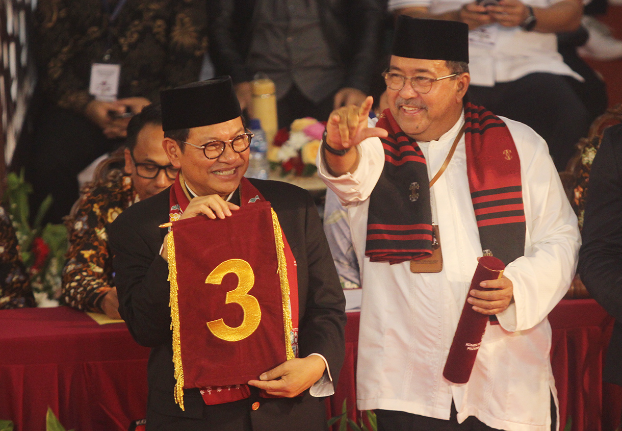 Ketua KPU DKI Jakarta Wahyu Dinata (kiri) berfoto dengan pasangan calon Gubernur-Wakil Gubernur DKI Jakarta Ridwan Kamil dan Suswono yang menunjukkan nomor urutnya saat rapat pleno pengundian dan penetapan nomor urut Calon Gubernur dan Wakil Gubernur DKI Jakarta di KPU DKI Jakarta, Jakarta, Senin (23/9/2024).(BeritaNasional.com/ho/ Oke Atmaja)