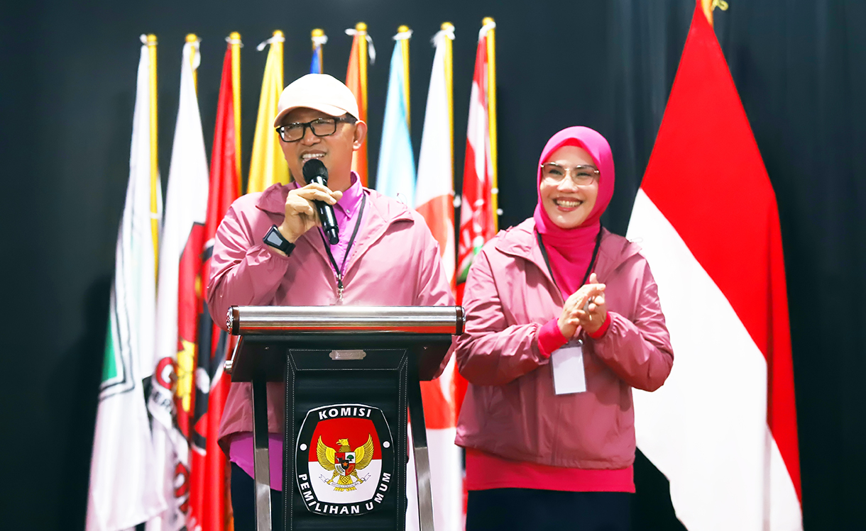 Ketua KPU DKI Jakarta Wahyu Dinata (kiri) berfoto dengan pasangan calon Gubernur-Wakil Gubernur DKI Jakarta Ridwan Kamil dan Suswono yang menunjukkan nomor urutnya saat rapat pleno pengundian dan penetapan nomor urut Calon Gubernur dan Wakil Gubernur DKI Jakarta di KPU DKI Jakarta, Jakarta, Senin (23/9/2024).(BeritaNasional.com/ho/ Oke Atmaja)