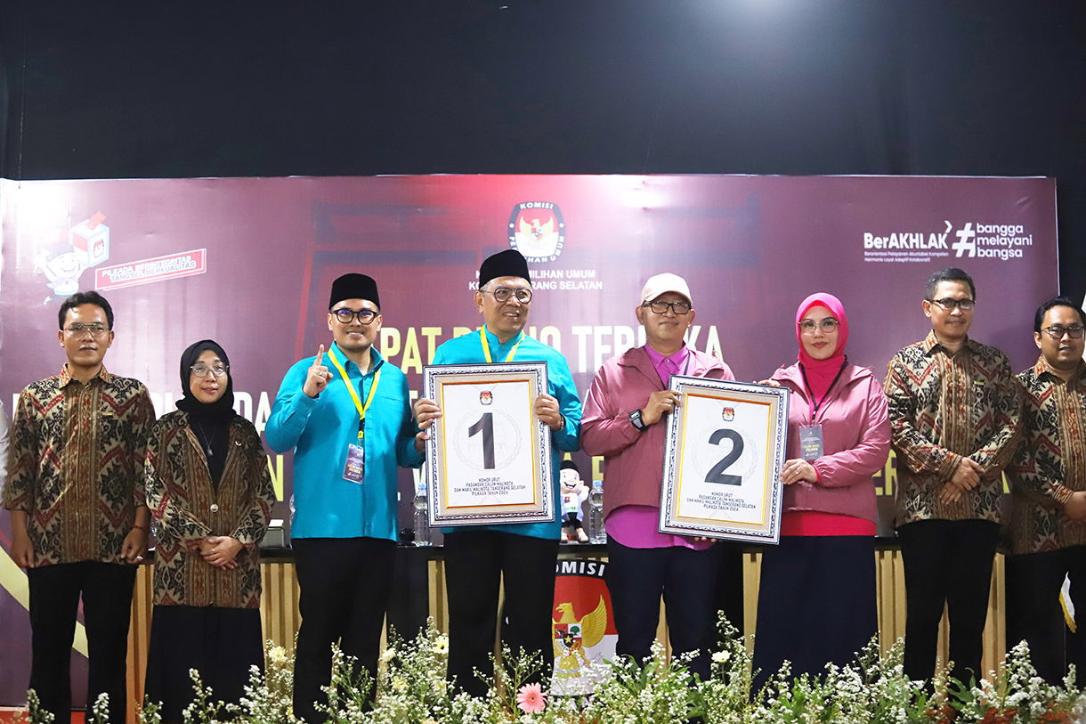 Ketua KPU DKI Jakarta Wahyu Dinata (kiri) berfoto dengan pasangan calon Gubernur-Wakil Gubernur DKI Jakarta Ridwan Kamil dan Suswono yang menunjukkan nomor urutnya saat rapat pleno pengundian dan penetapan nomor urut Calon Gubernur dan Wakil Gubernur DKI Jakarta di KPU DKI Jakarta, Jakarta, Senin (23/9/2024).(BeritaNasional.com/ho/ Oke Atmaja)