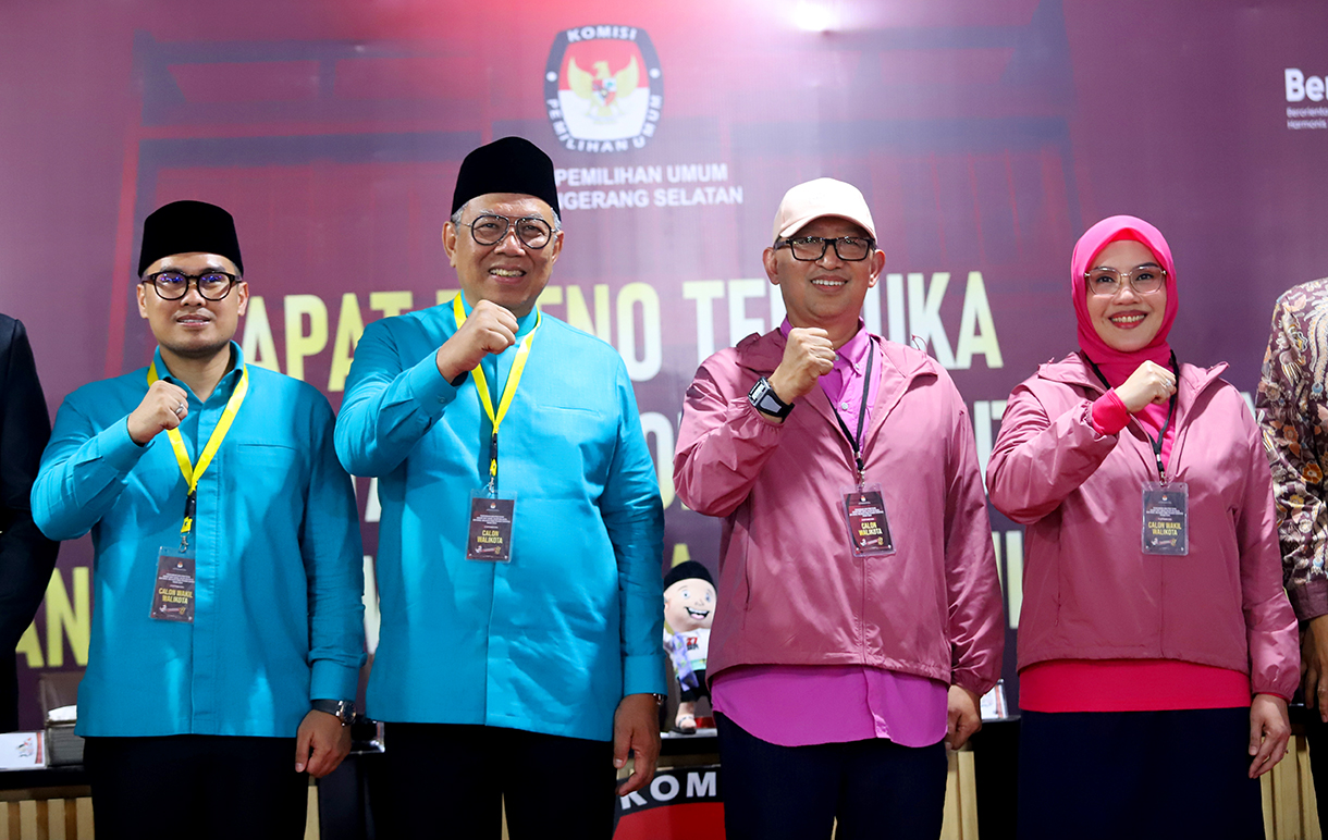 Ketua KPU DKI Jakarta Wahyu Dinata (kiri) berfoto dengan pasangan calon Gubernur-Wakil Gubernur DKI Jakarta Ridwan Kamil dan Suswono yang menunjukkan nomor urutnya saat rapat pleno pengundian dan penetapan nomor urut Calon Gubernur dan Wakil Gubernur DKI Jakarta di KPU DKI Jakarta, Jakarta, Senin (23/9/2024).(BeritaNasional.com/ho/ Oke Atmaja)