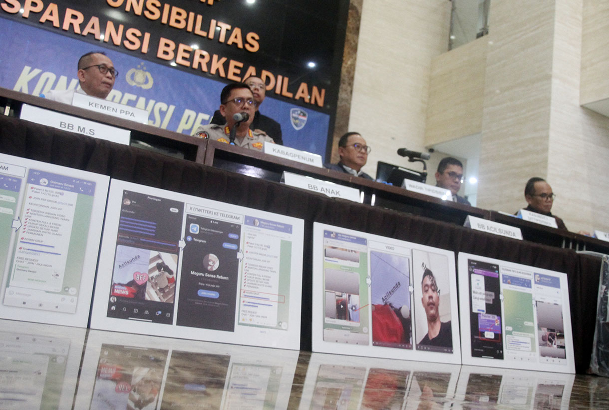 Petugas menggiring tiga orang tersangka saat konferensi pers tindak pidana eksploitasi seksual anak secara daring serta tindak pidana penyebaran video pornografi anak dan dewasa di Mabes Polri, Jakarta, Rabu (13/11/2024). (BeritaNasional.com/Oke Atmaja)