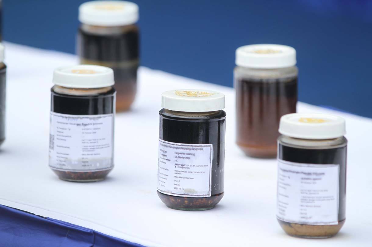 Petugas Bea Cukai menutup pintu kontainer berisi produk turunan minyak sawit mentah atau crude palm oil (CPO) pada konferensi pers penindakan produk yang melanggar aturan ekspor di Jakarta Utara, Kamis (6/11/2025).  (Beritanasional.com/Oke Atmaja)