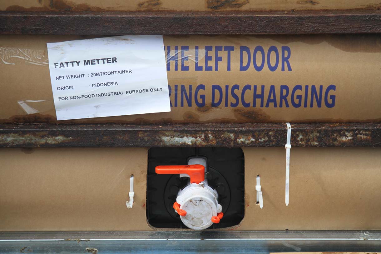 Petugas Bea Cukai menutup pintu kontainer berisi produk turunan minyak sawit mentah atau crude palm oil (CPO) pada konferensi pers penindakan produk yang melanggar aturan ekspor di Jakarta Utara, Kamis (6/11/2025).  (Beritanasional.com/Oke Atmaja)