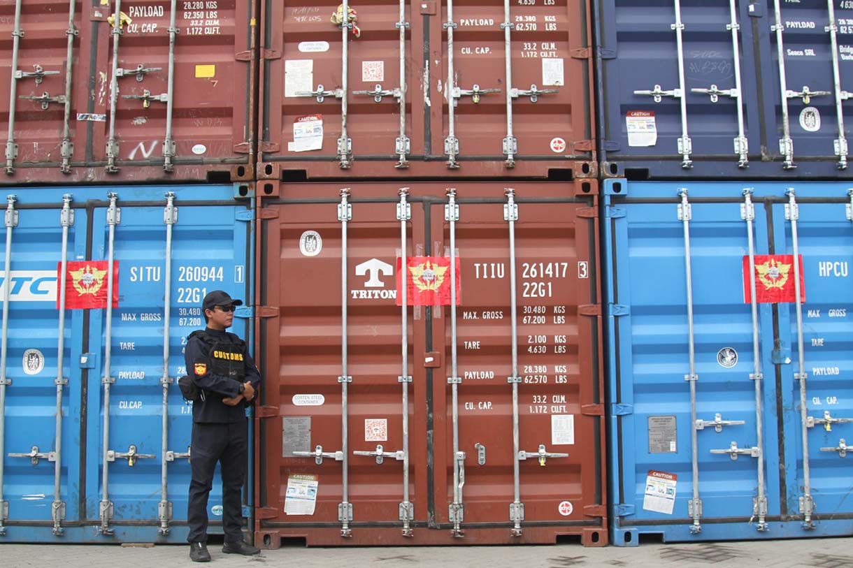 Petugas Bea Cukai menutup pintu kontainer berisi produk turunan minyak sawit mentah atau crude palm oil (CPO) pada konferensi pers penindakan produk yang melanggar aturan ekspor di Jakarta Utara, Kamis (6/11/2025).  (Beritanasional.com/Oke Atmaja)