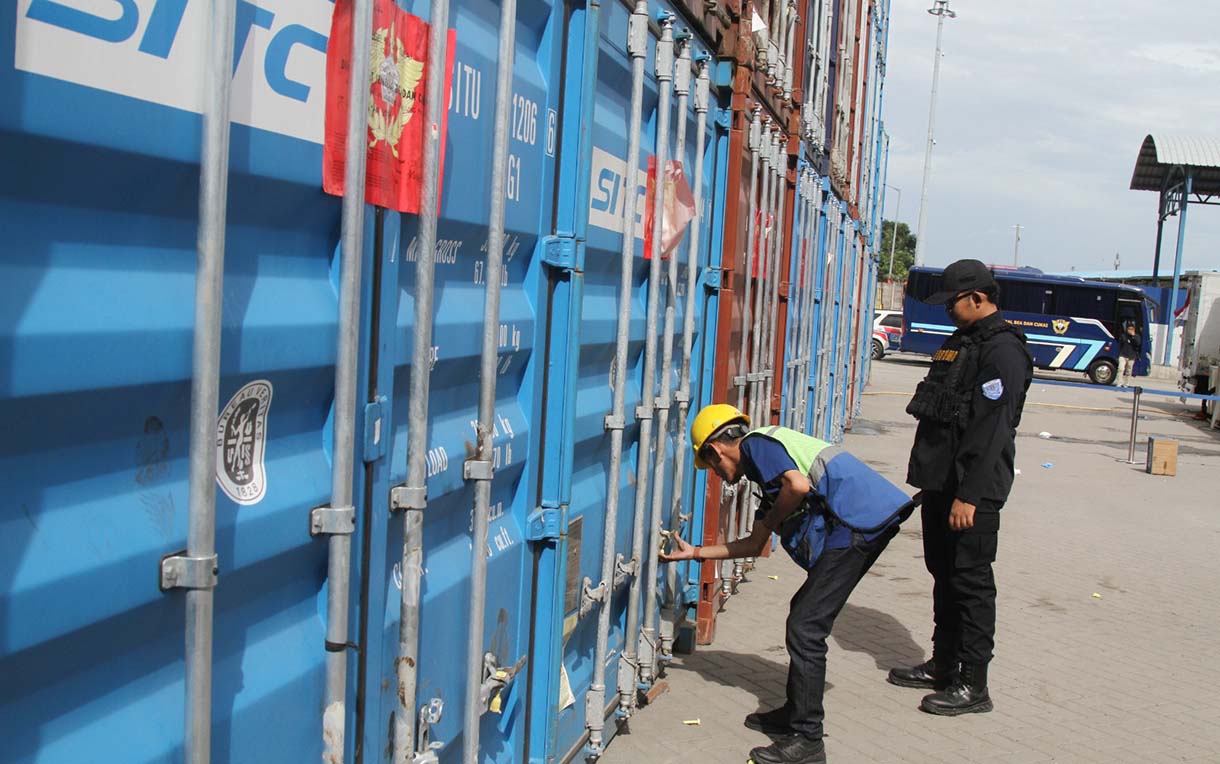 Petugas Bea Cukai menutup pintu kontainer berisi produk turunan minyak sawit mentah atau crude palm oil (CPO) pada konferensi pers penindakan produk yang melanggar aturan ekspor di Jakarta Utara, Kamis (6/11/2025).  (Beritanasional.com/Oke Atmaja)