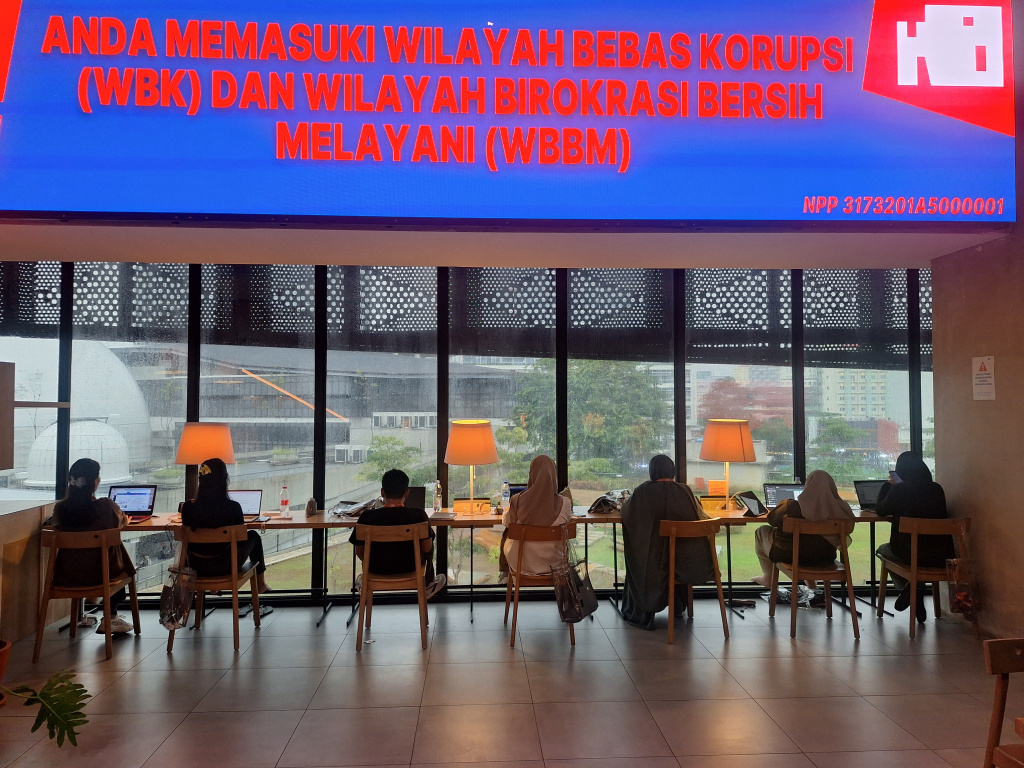 Pengunjung Perpustakaan di Jakarta Meningkat Pengunjung membaca buku digital melalui laptop di Perpustakaan Jakarta, Taman Ismail Marzuki, Jakarta, Selasa (20/5/2025). (Beritanasional.com/Oke Atmaja)