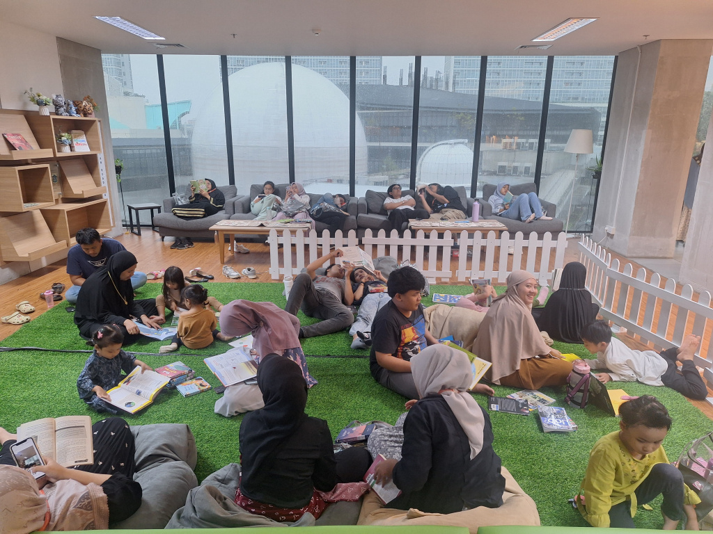 Pengunjung Perpustakaan di Jakarta Meningkat Pengunjung membaca buku digital melalui laptop di Perpustakaan Jakarta, Taman Ismail Marzuki, Jakarta, Selasa (20/5/2025). (Beritanasional.com/Oke Atmaja)
