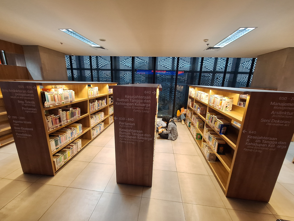 Pengunjung Perpustakaan di Jakarta Meningkat Pengunjung membaca buku digital melalui laptop di Perpustakaan Jakarta, Taman Ismail Marzuki, Jakarta, Selasa (20/5/2025). (Beritanasional.com/Oke Atmaja)