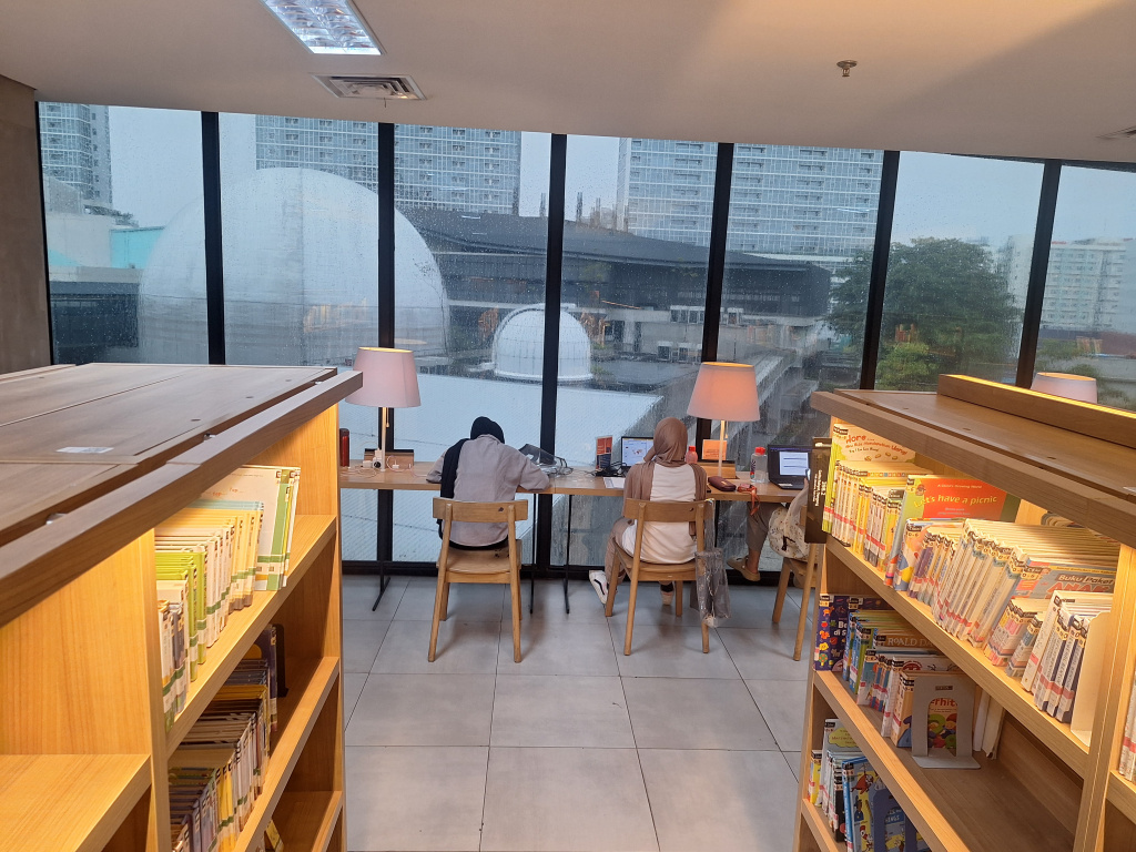 Pengunjung Perpustakaan di Jakarta Meningkat Pengunjung membaca buku digital melalui laptop di Perpustakaan Jakarta, Taman Ismail Marzuki, Jakarta, Selasa (20/5/2025). (Beritanasional.com/Oke Atmaja)