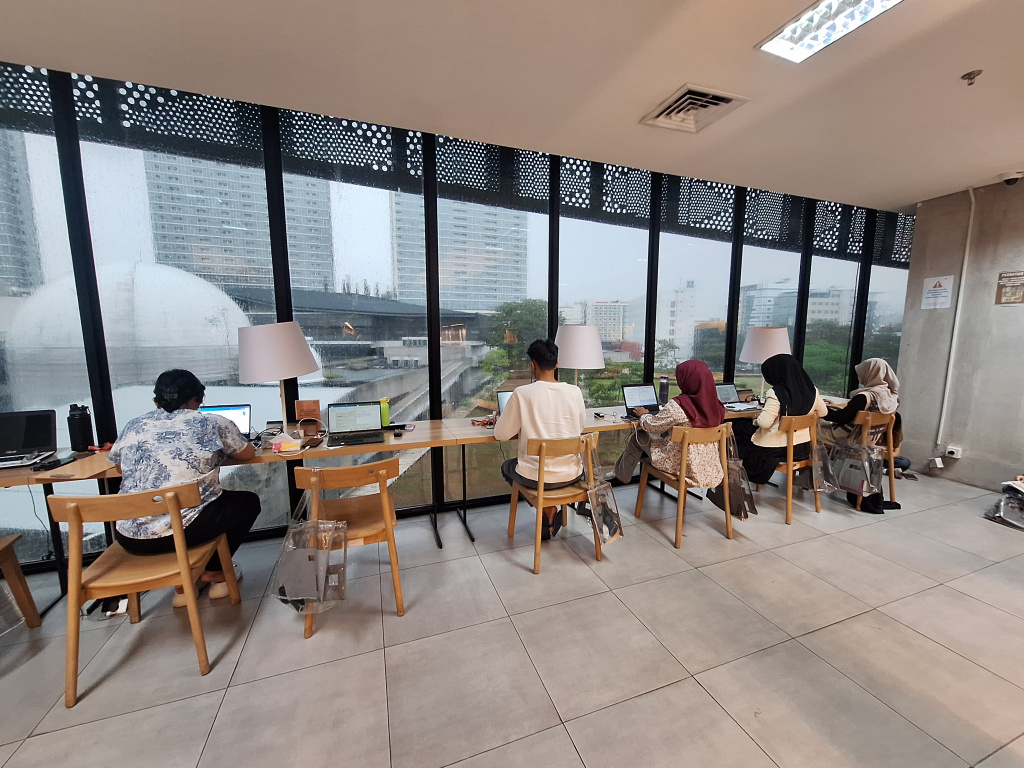 Pengunjung Perpustakaan di Jakarta Meningkat Pengunjung membaca buku digital melalui laptop di Perpustakaan Jakarta, Taman Ismail Marzuki, Jakarta, Selasa (20/5/2025). (Beritanasional.com/Oke Atmaja)