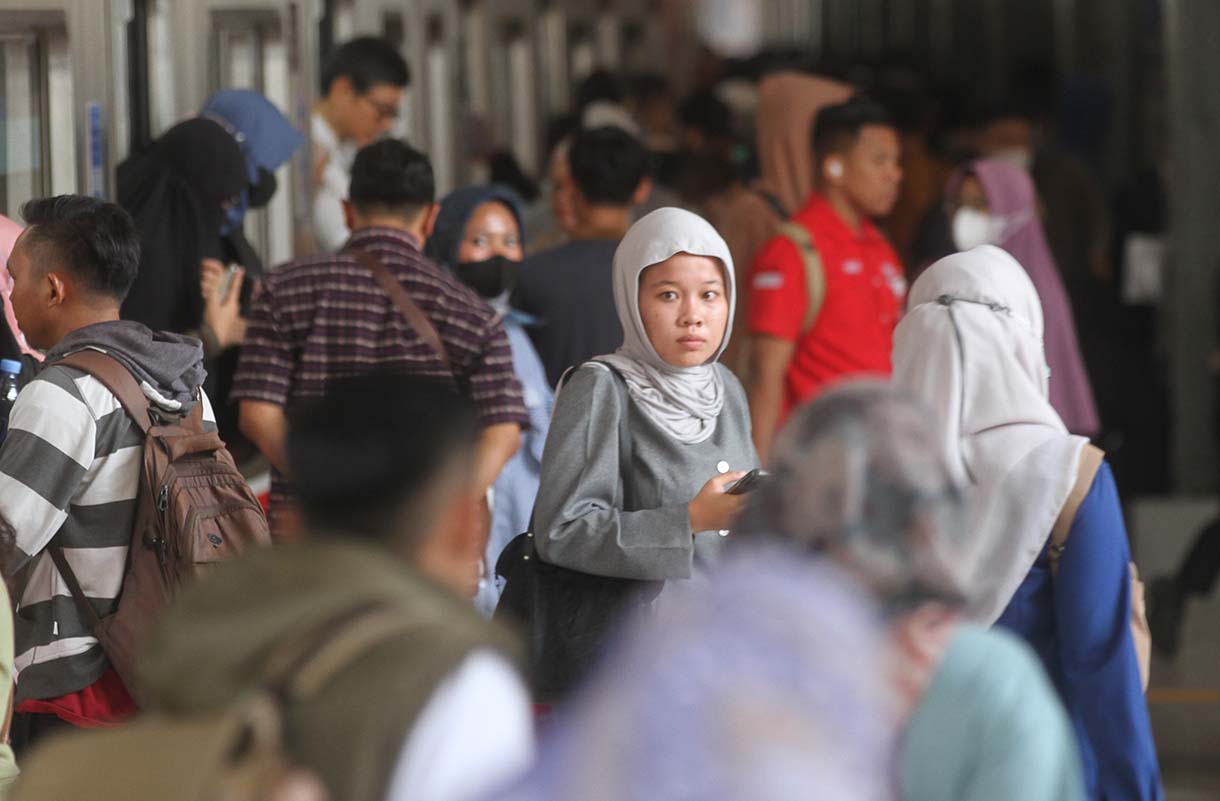 Suasana di Stasiun Tanah Abang, Jakarta, Jumat (5/12/2025). (Beritanasional.com/Oke Atmaja)
