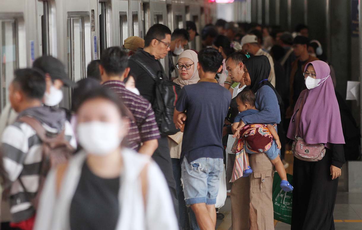 Suasana di Stasiun Tanah Abang, Jakarta, Jumat (5/12/2025). (Beritanasional.com/Oke Atmaja)