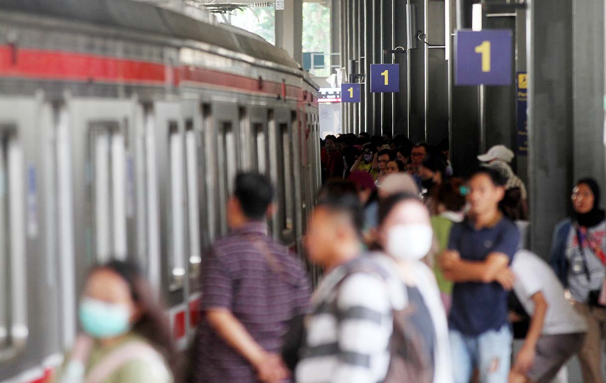 Suasana di Stasiun Tanah Abang, Jakarta, Jumat (5/12/2025). (Beritanasional.com/Oke Atmaja)