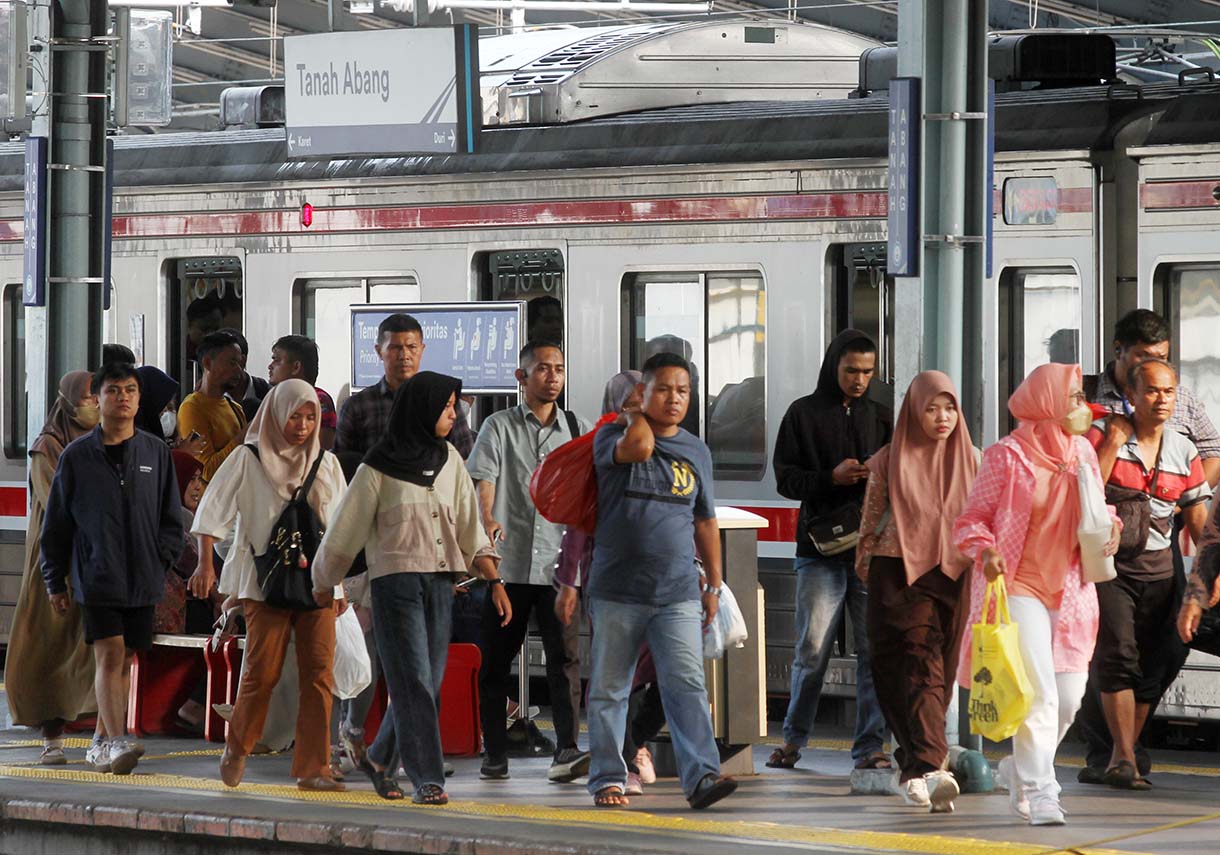 Suasana di Stasiun Tanah Abang, Jakarta, Jumat (5/12/2025). (Beritanasional.com/Oke Atmaja)