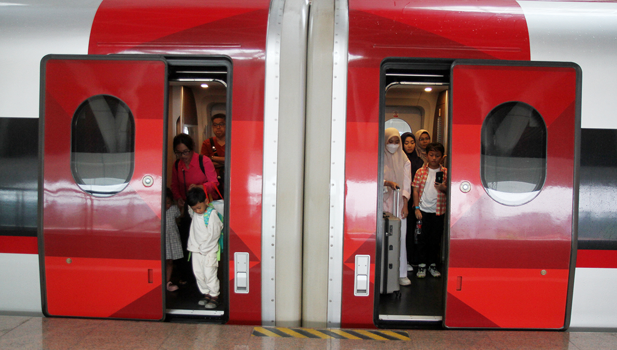 Sejumlah penumpang Kereta Cepat Whoosh saat tiba di Stasiun Halim, Jakarta Timur, Sabtu (27/12/2025).(Beritanasional.com/Oke Atmaja)
