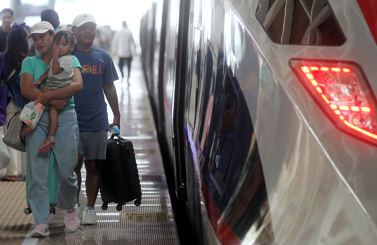Sejumlah penumpang Kereta Cepat Whoosh saat tiba di Stasiun Halim, Jakarta Timur, Sabtu (27/12/2025).(Beritanasional.com/Oke Atmaja)