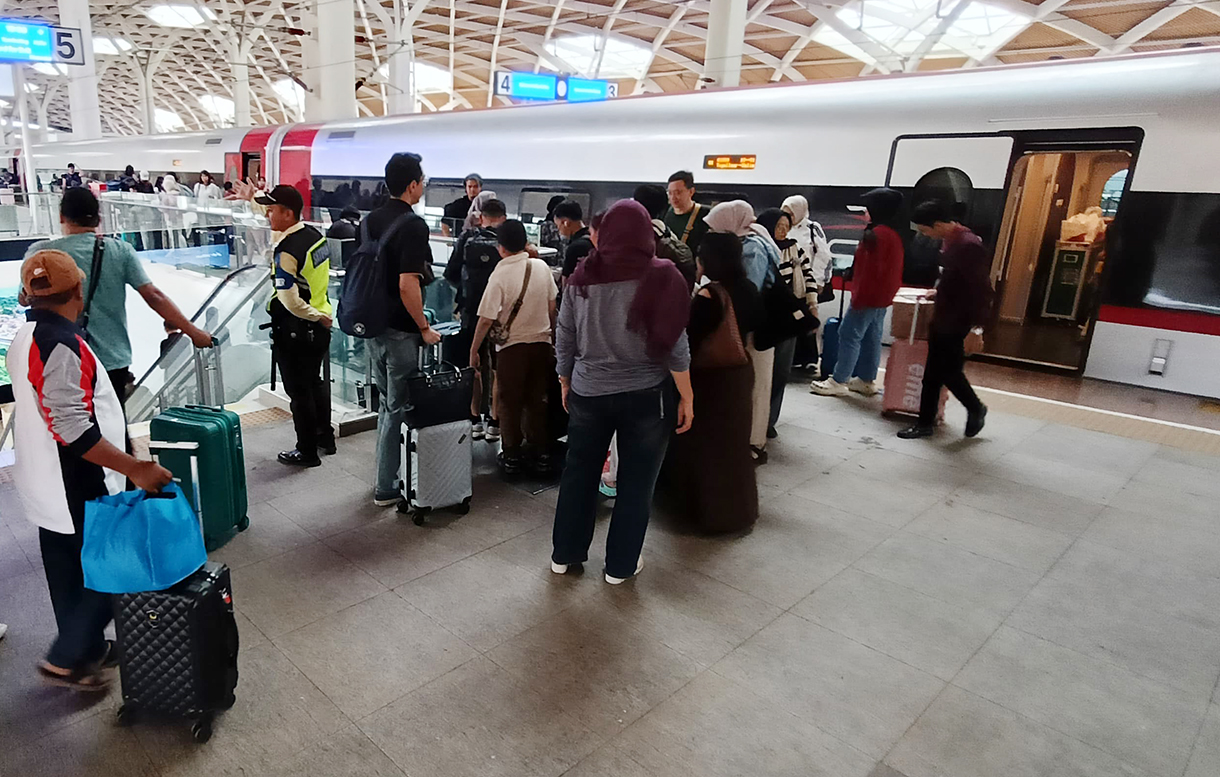 Sejumlah penumpang Kereta Cepat Whoosh saat tiba di Stasiun Halim, Jakarta Timur, beberapa waktu lalu. (Beritanasional/Oke Atmaja)