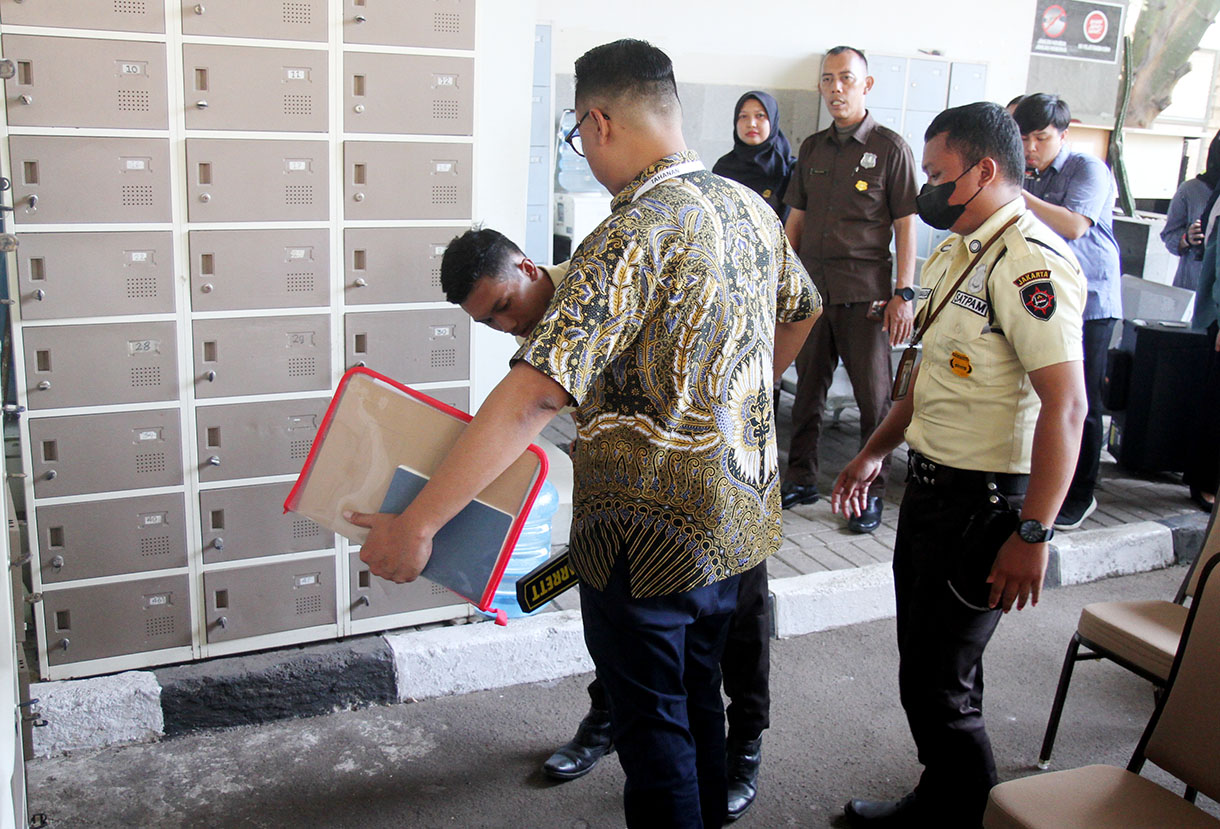 Satpam melakukan pemeriksaan terhadap pengunjung yang masuk ke dalam Rumah Tahanan Negara (Rutan) KPK di kompleks Gedung KPK, Jakarta, Kamis (10/10/2024). (BeritaNasional.com/Oke Atmaja)