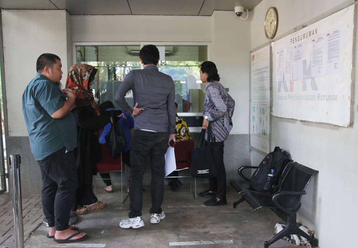 Satpam melakukan pemeriksaan terhadap pengunjung yang masuk ke dalam Rumah Tahanan Negara (Rutan) KPK di kompleks Gedung KPK, Jakarta, Kamis (10/10/2024). (BeritaNasional.com/Oke Atmaja)