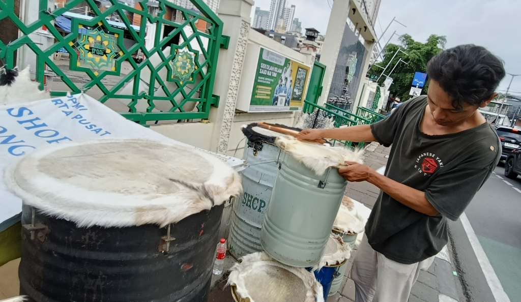 Pedagang merapihkan beduk kulit kambing dan sapi di Jalan Mas Mansyur, Tanah Abang, Jakarta Pusat, Minggu (9/3/2025).  (BeritaNasional.com/Oke Atmaja)