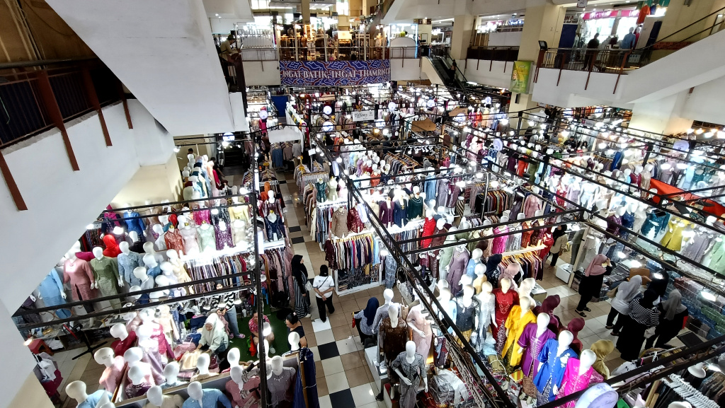 Pengunjung memilih sejumlah pakaian di sebuah pusat perbelanjaan Thamrin City, Jakarta, Kamis (28/5/2026). (Beritanasional.com/Oke Atmaja)