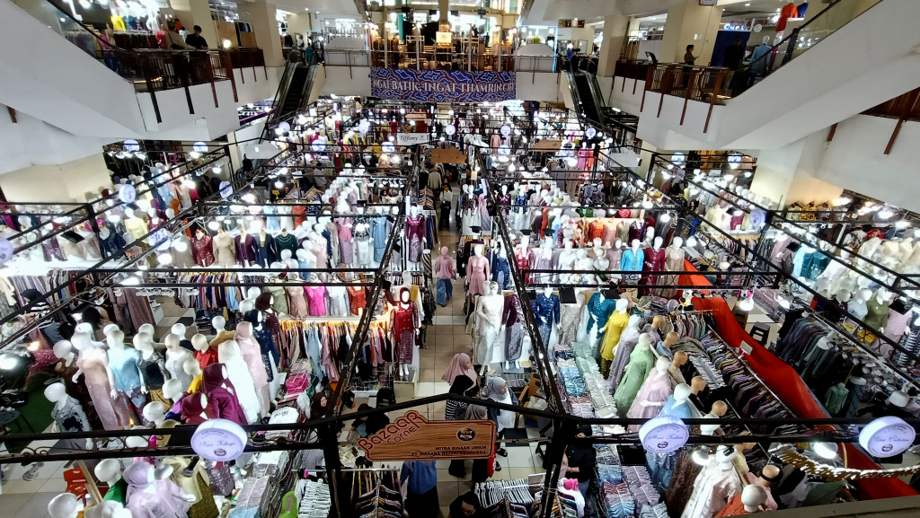 Pengunjung memilih sejumlah pakaian di sebuah pusat perbelanjaan Thamrin City, Jakarta, Kamis (28/5/2026). (Beritanasional.com/Oke Atmaja)