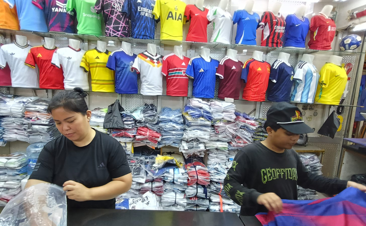 Pedagang menata replika jersey timnas sepak bola peserta Piala Dunia 2026 Amerika Serikat, Meksiko, dan Kanada.  di salah satu kios, Blok B Pasar Tanah Abang, Jakarta, Jumat(10/4/2026).  (Beritanasional.com/Oke Atmaja)