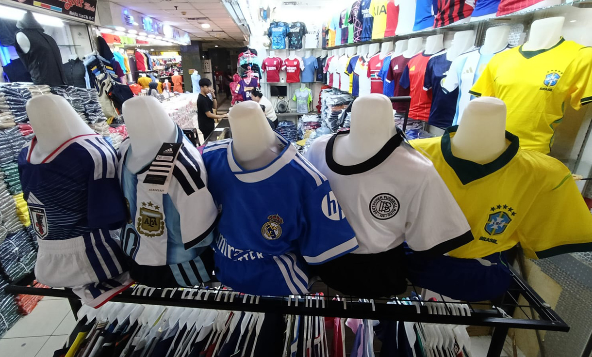 Replika jersey timnas sepak bola peserta Piala Dunia 2026 Amerika Serikat, Meksiko, dan Kanada di Pasar Tanah Abang, Jakarta, Jumat(10/4/2026). (Beritanasional.com/Oke Atmaja)