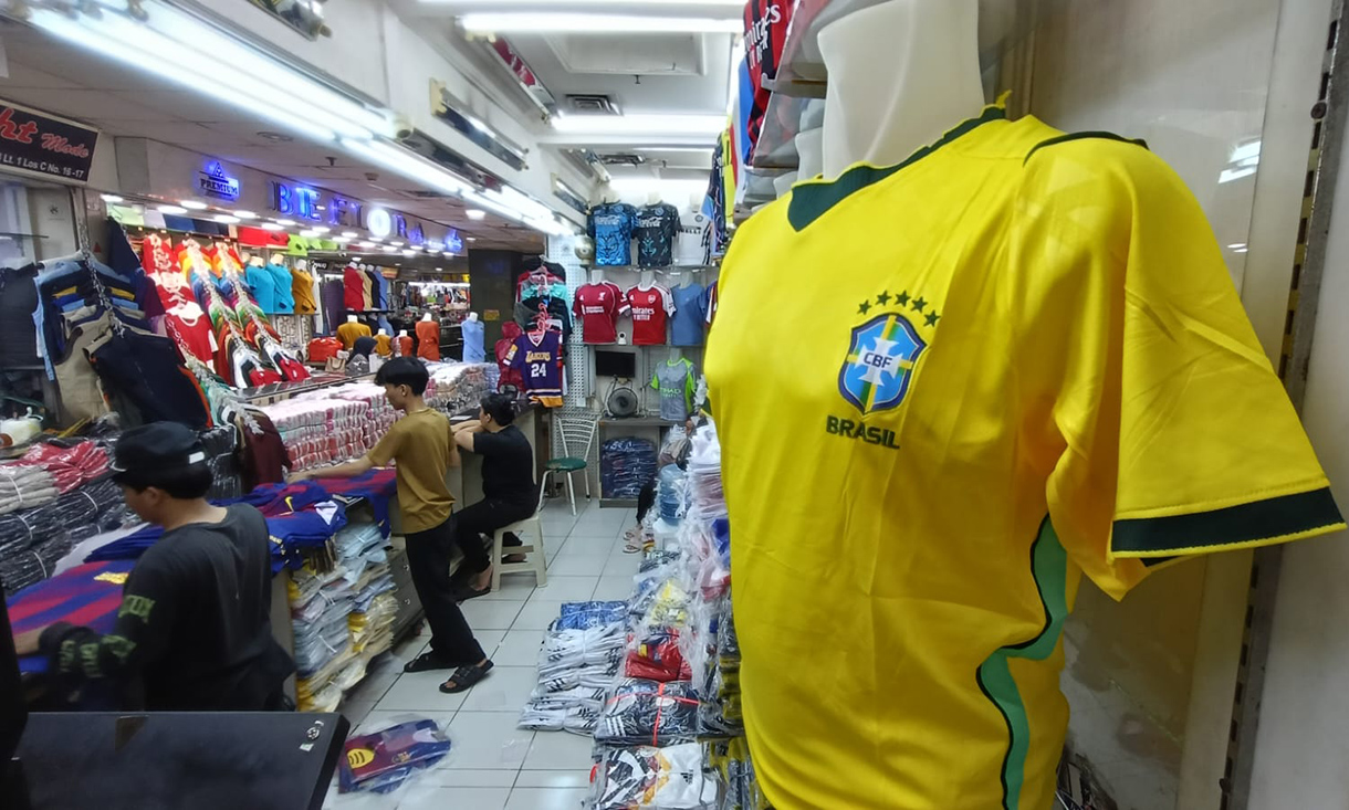 Pedagang menata replika jersey timnas sepak bola peserta Piala Dunia 2026 Amerika Serikat, Meksiko, dan Kanada.  di salah satu kios, Blok B Pasar Tanah Abang, Jakarta, Jumat(10/4/2026).  (Beritanasional.com/Oke Atmaja)