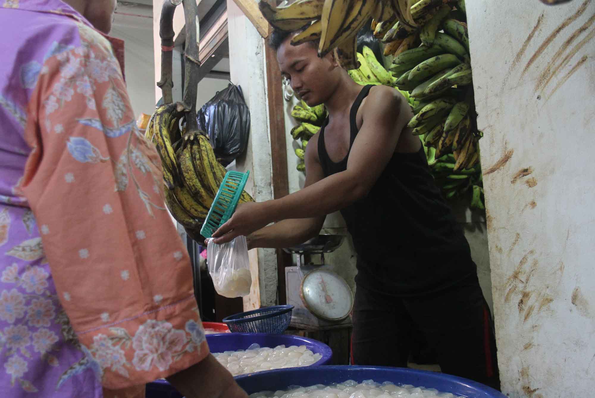 Pedagang membersihkan kolang-kaling di Pasar Rumput, Jakarta Selatan, Kamis (21/3/2024).(IndonesiaGlobe/Oke Atmaja)