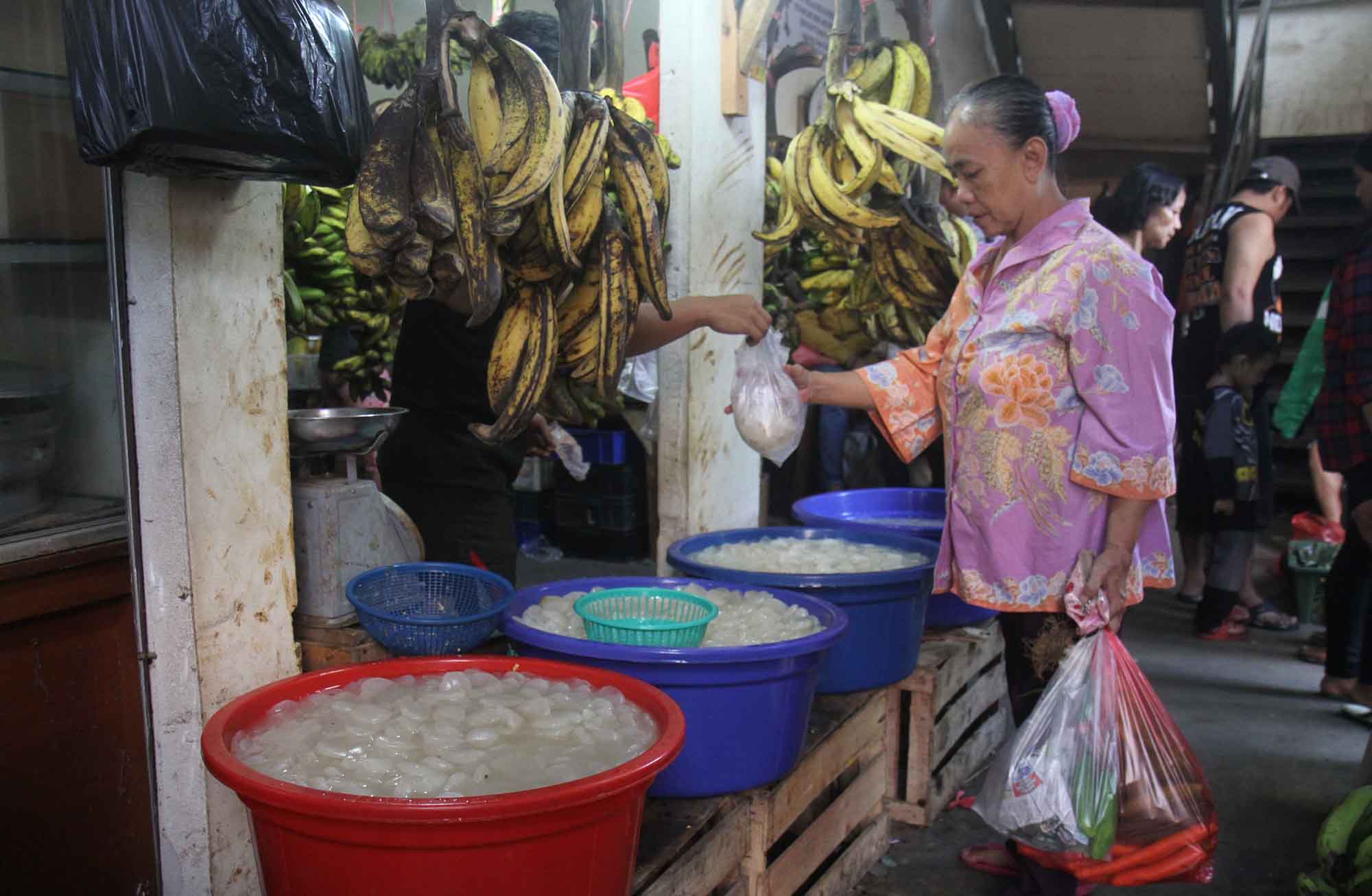 Pedagang membersihkan kolang-kaling di Pasar Rumput, Jakarta Selatan, Kamis (21/3/2024).(IndonesiaGlobe/Oke Atmaja)