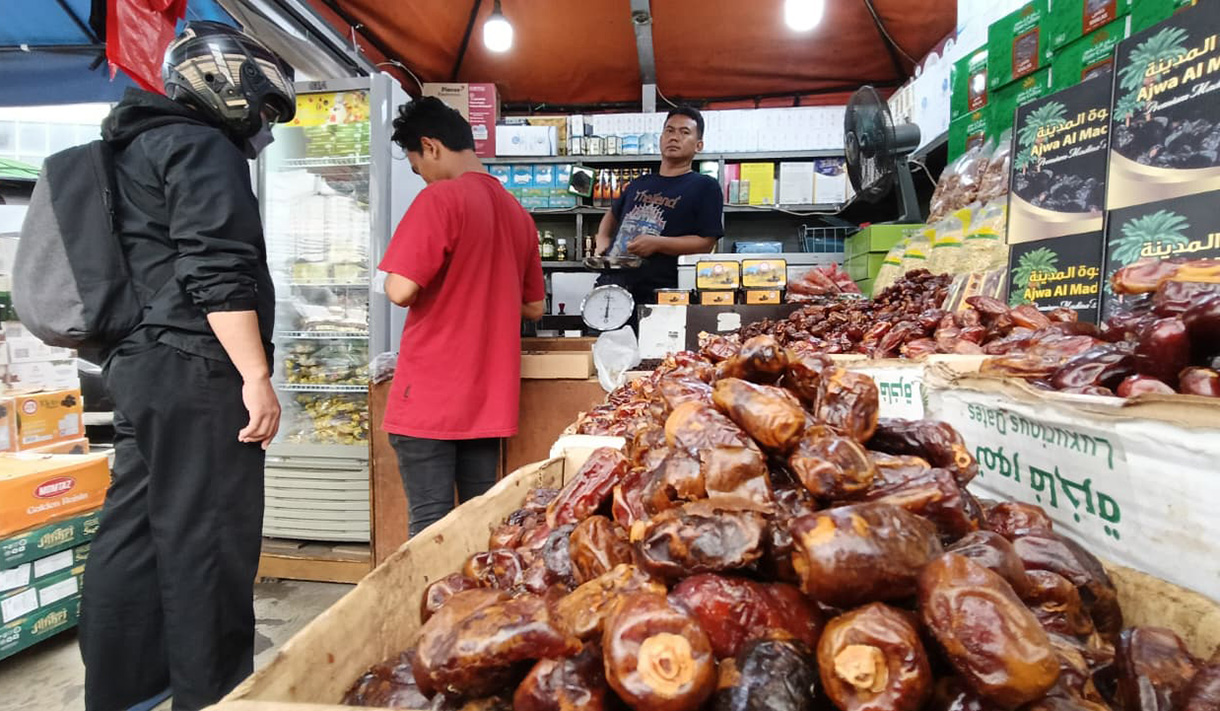Penjual kurma melayani pembeli di Kawasan Tanah Abang, Jakarta, Minggu(22/2/2026).  (Beritanasional.com/Oke Atmaja)