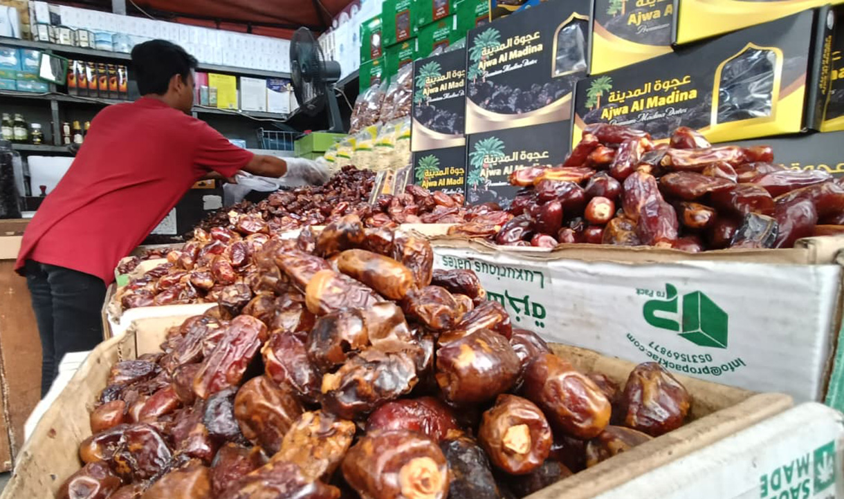 Penjual kurma melayani pembeli di Kawasan Tanah Abang, Jakarta, Minggu(22/2/2026).  (Beritanasional.com/Oke Atmaja)