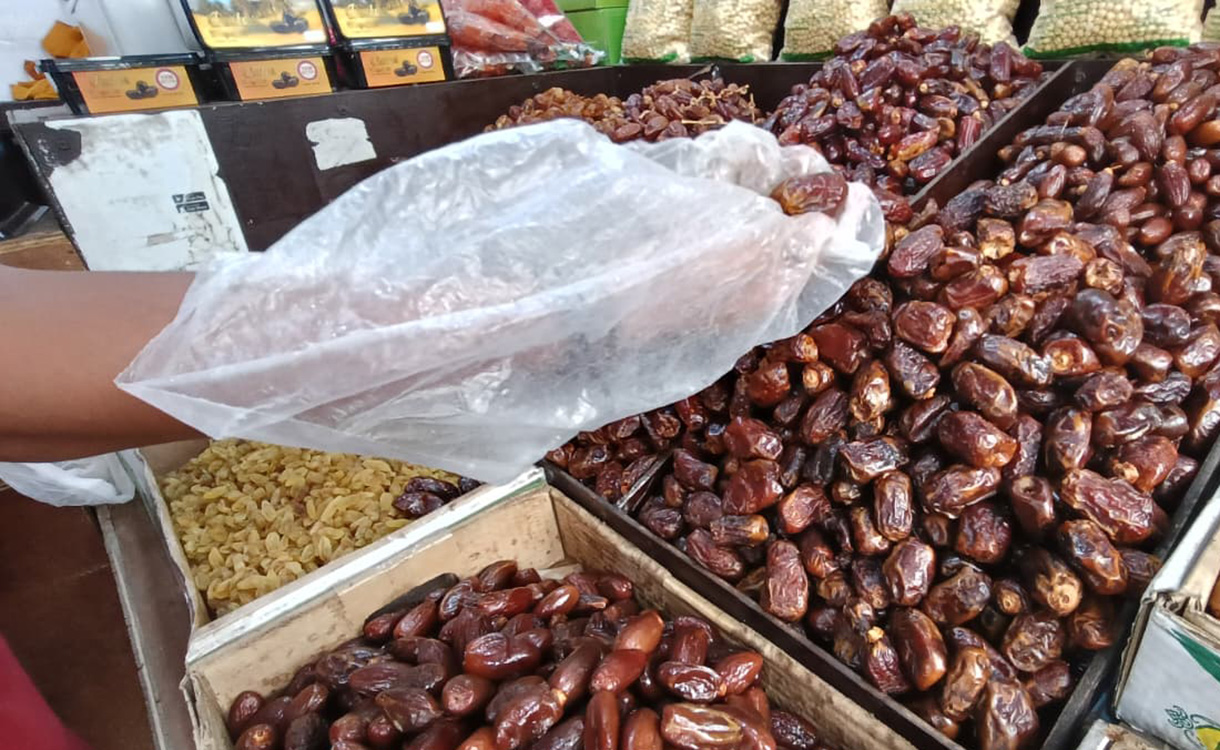 Penjual kurma melayani pembeli di Kawasan Tanah Abang, Jakarta, Minggu(22/2/2026).  (Beritanasional.com/Oke Atmaja)