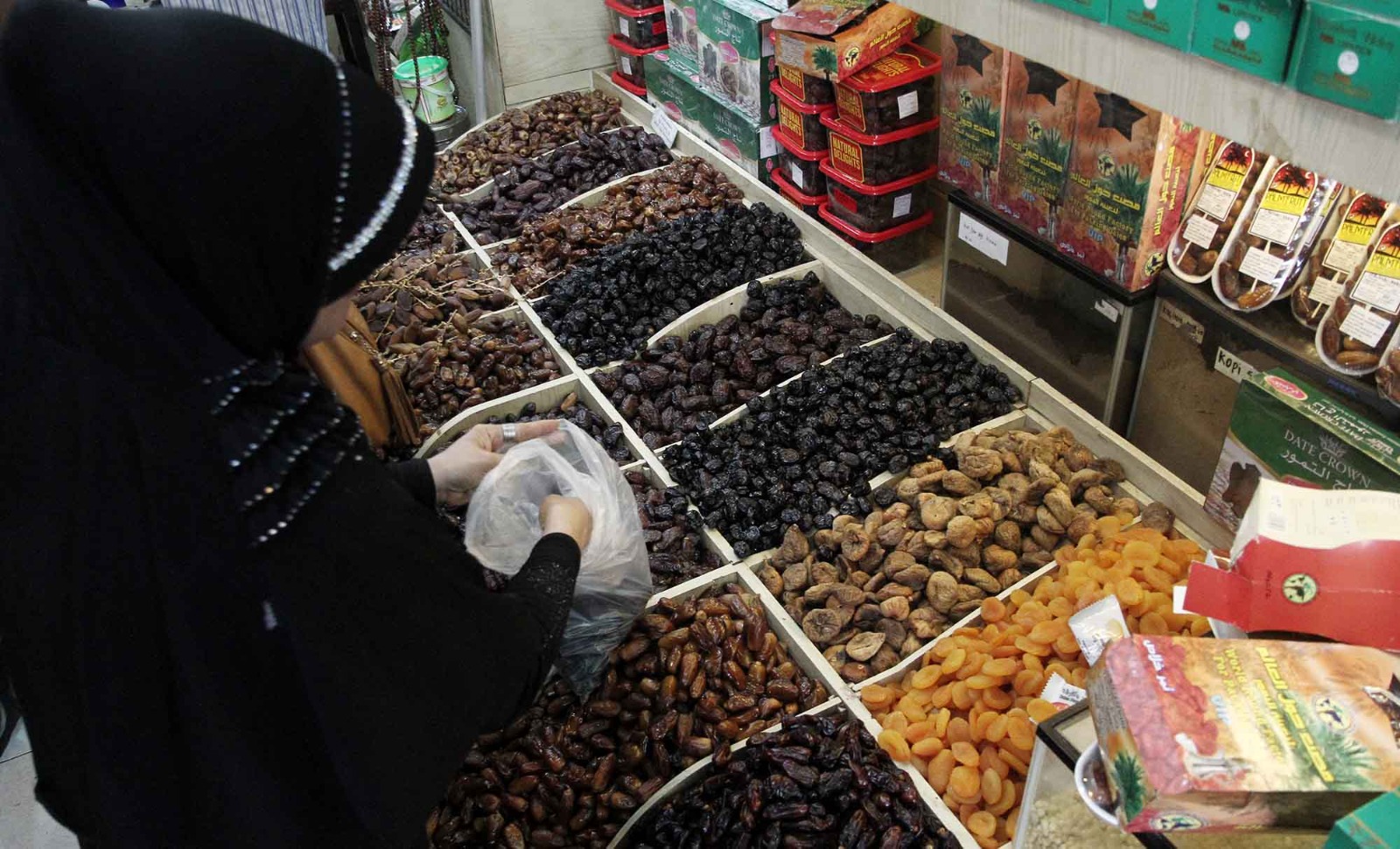 Pembeli memilih buah kurma yang dijual di salah satu toko kurma kawasan Pasar Tanah Abang, Jakarta, Kamis (28/2/2025). (Berita nasional.com/Oke Atmaja)