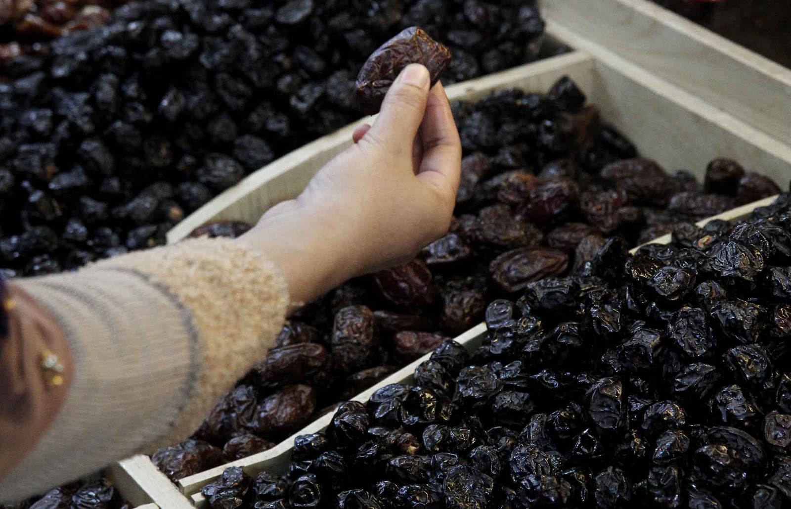 Pembeli memilih buah kurma yang dijual di salah satu toko kurma kawasan Pasar Tanah Abang, Jakarta, Kamis (28/2/2025). (Berita nasional.com/Oke Atmaja)