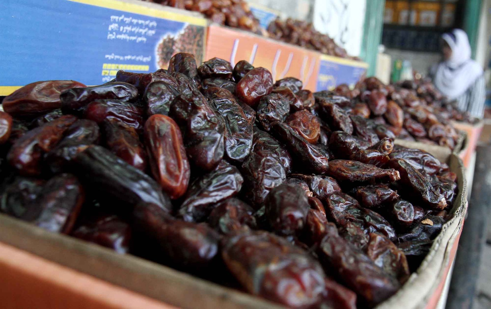 Pembeli memilih buah kurma yang dijual di salah satu toko kurma kawasan Pasar Tanah Abang, Jakarta, Kamis (28/2/2025). (Berita nasional.com/Oke Atmaja)